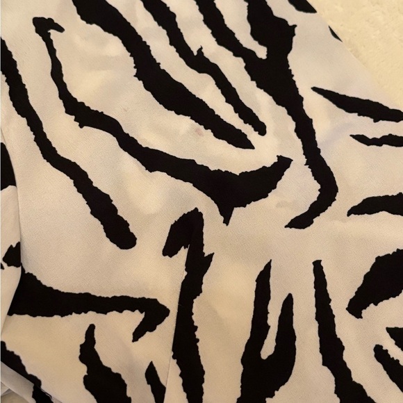 SHEIN ZEBRA PRINT LONG SLEEVE OPEN BACK CROP TOP SZ MEDIUM - Picture 8 of 10